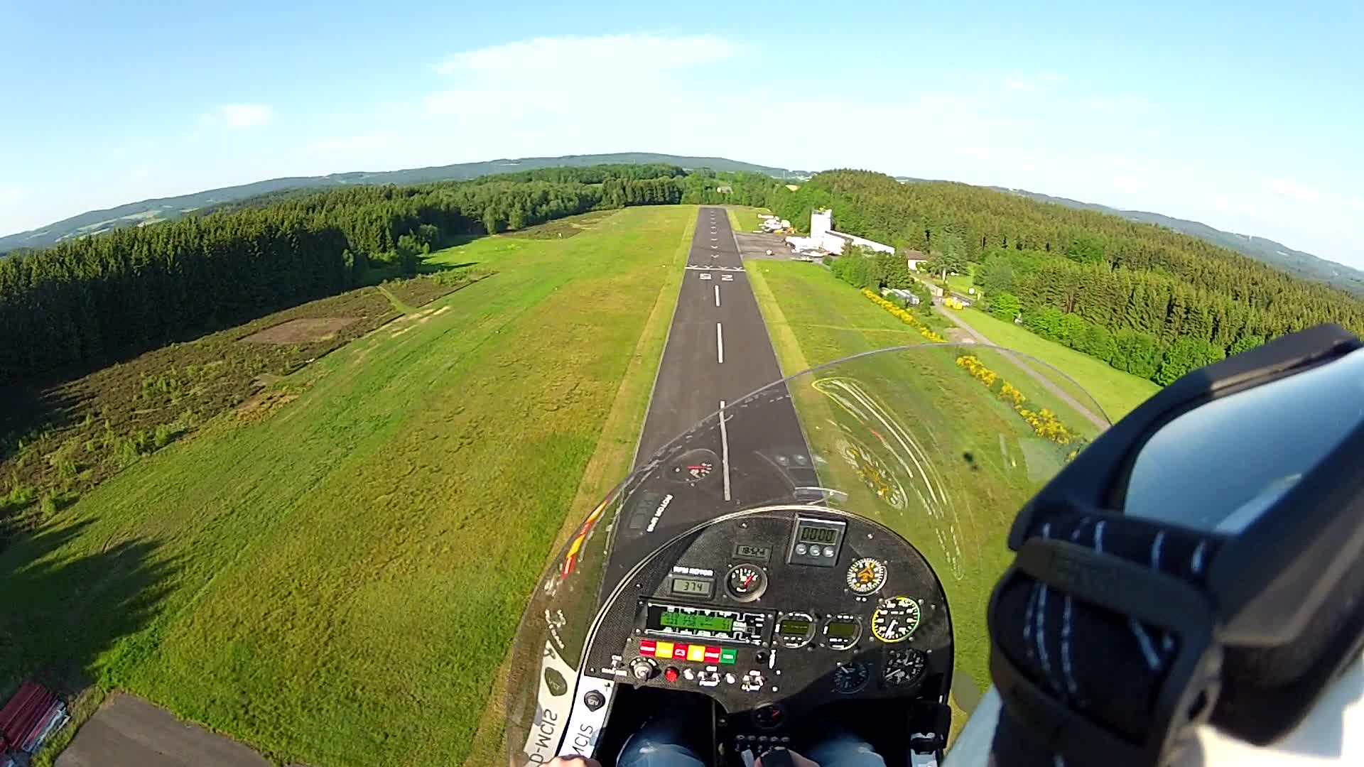 Landeanflug mit dem Tragschrauber der Flugschule Flugluft auf Flugplatz Meinerzhagen
